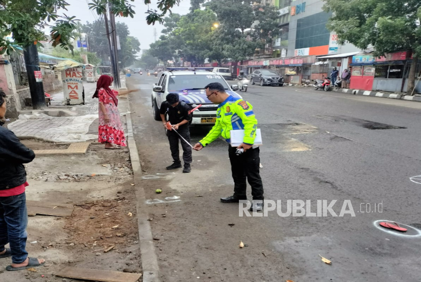 Siti Rohmah seorang pejalan kaki tewas usai tertabrak mobil Suzuki Futura di Jalan Ahmad Yani, Kecamatan Batununggal, Kota Bandung, Selasa (17/12/2024) dini hari. Korban telah dievakuasi ke Rumah Sakit Hasan Sadikin Bandung. 