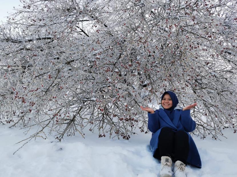 Siti Soleha (26), anak dari buruh tani asal Kabupaten Indramayu berhasil kuliah S2 di luar negeri.