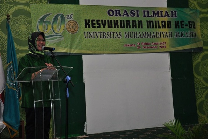 Siti Zuhro saat menyampaikan Orasi di Milad ke-60 Universitas Muhammadiyah Jakarta