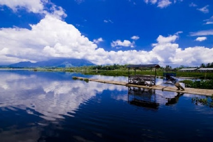 Situ Bagendit, salah satu objek wisata laris di Garut, Jawa Barat.