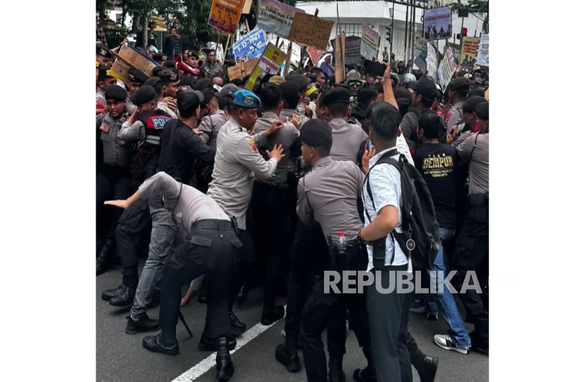 Situasi aksi Damai Mahasiswa Papua berujung bentrok di Jalan Kusumanegara Jogja, Ahad (1/12/2024)