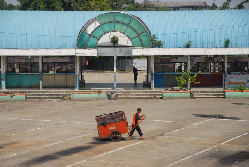 Situasi aktivitas Terminal Lebak Bulus, Jakarta Selatan, Jumat (9/5). 