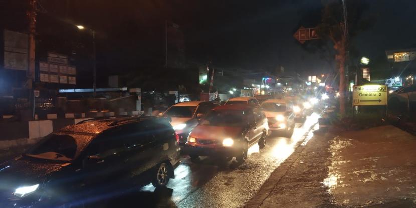 Situasi arus balik wisatawan di Jalan Raya Puncak, Kabupaten Bogor, Ahad (12/9). 