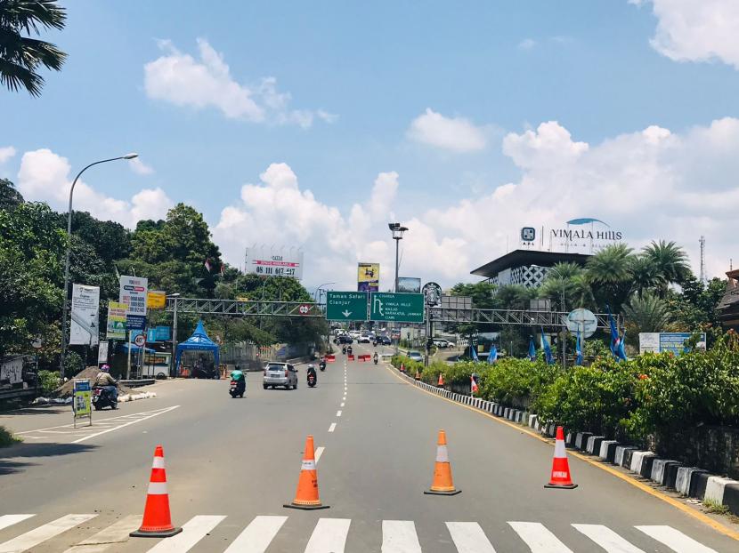 Situasi arus lalu lintas di Simpang Gadog, Ciawi, Kabupaten Bogor ketika polisi menerapkan sistem one way di jalur Puncak ke arah Jakarta, Ahad (26/9).