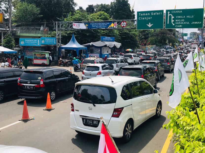 Satuan Lalu Lintas Polres Bogor menerapkan sistem satu arah atau one way, dari arah Jakarta menuju Jalur Puncak, Kabupaten Bogor, pada libur Hari