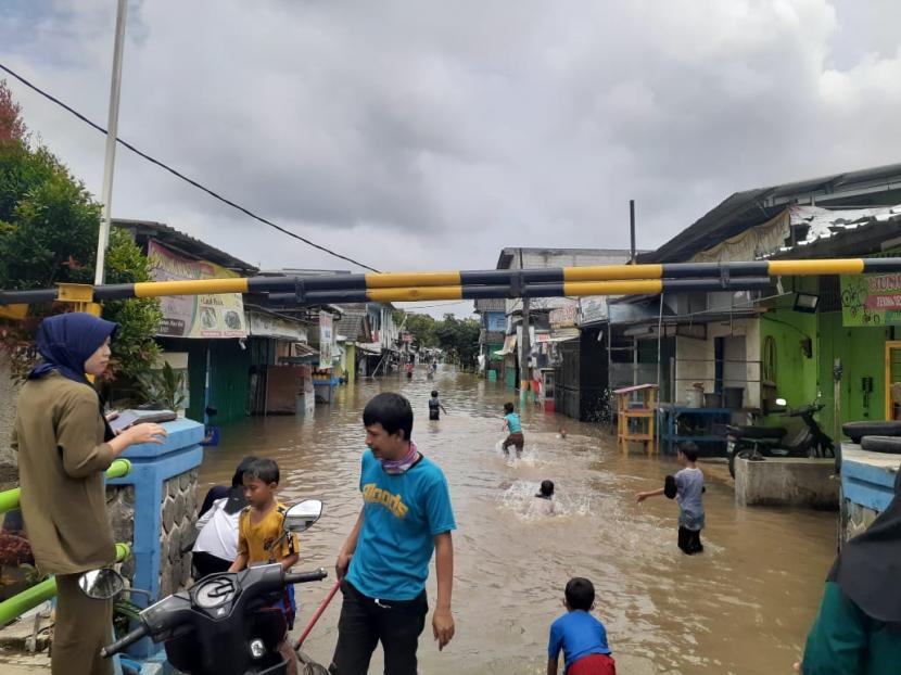 Situasi banjir di Kelurahan Alam Jaya, Kecamatan Jatiuwung, Kota Tangerang.