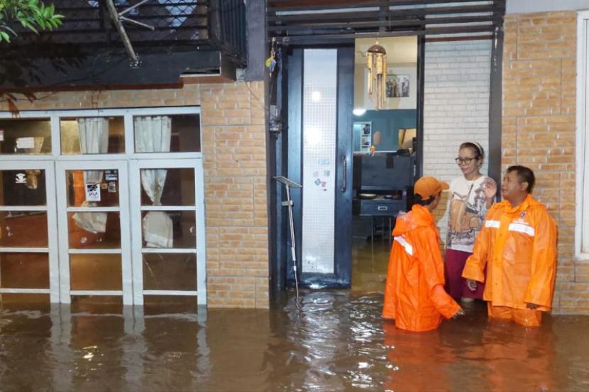 Situasi banjir di wilayah Cilandak Timur, Jakarta Selatan, Rabu (27/12/2023) 