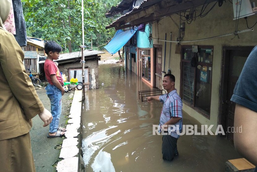 Situasi banjir Kali Ciliwung di RT 08 RW 01 Kelurahan Pengadegan, Kecamatan Pancoran, Jakarta Selatan, Senin (5/2). 