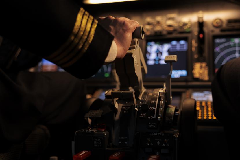 Situasi di dalam kokpit ketika pilot menerbangkan pesawat (ilustrasi). Di film-film, terkadang ada adegan penumpang menerbangkan pesawat. Pada kehidupan nyata, hal itu tidak mungkin dilakukan. 
