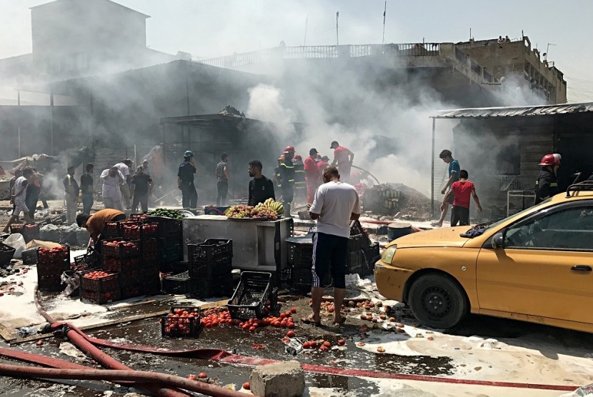 Situasi di Pasar Jamila, Kota Sadr, Baghdad, setelah bom mobil meledak pada Senin (28/8).