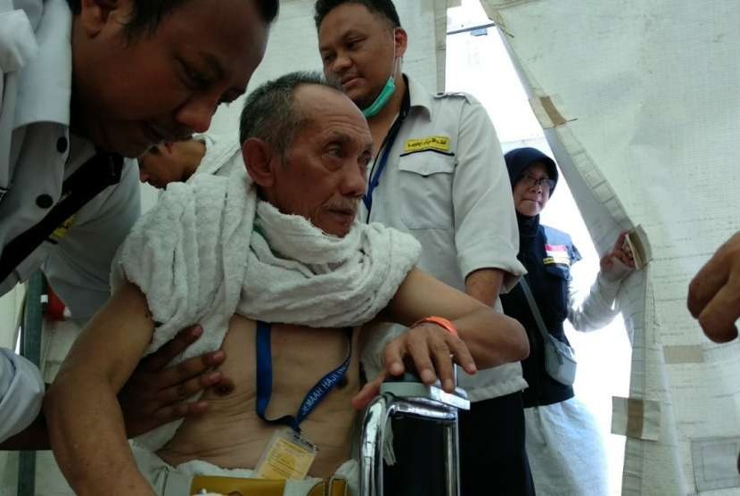Situasi di Pos Kesehatan Haji Indonesia pada Selasa (21/8) siang. Ramai jamaah haji Indonesia jatuh sakit akibat dehidrasi pada hari pertama lontar jumrah tersebut.