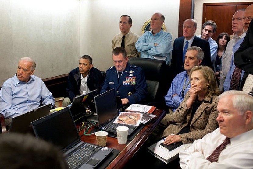 Situasi di ruangan dalam Gedung Putih, pada 1 Mei 2011, ketika tim Navy SEAL di kirim dalam operasi khusus untuk menyergap dan membunuh Usamah bin Ladin di Abbottabad