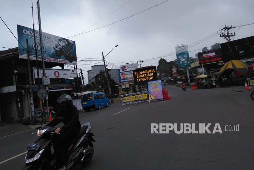 Situasi di simpang Taman Safari Indonesia, Cisarua, Bogor, Selasa (13/2), yang sepi pasca penutupan jalur Puncak akibat longsor pada Senin (5/2). 