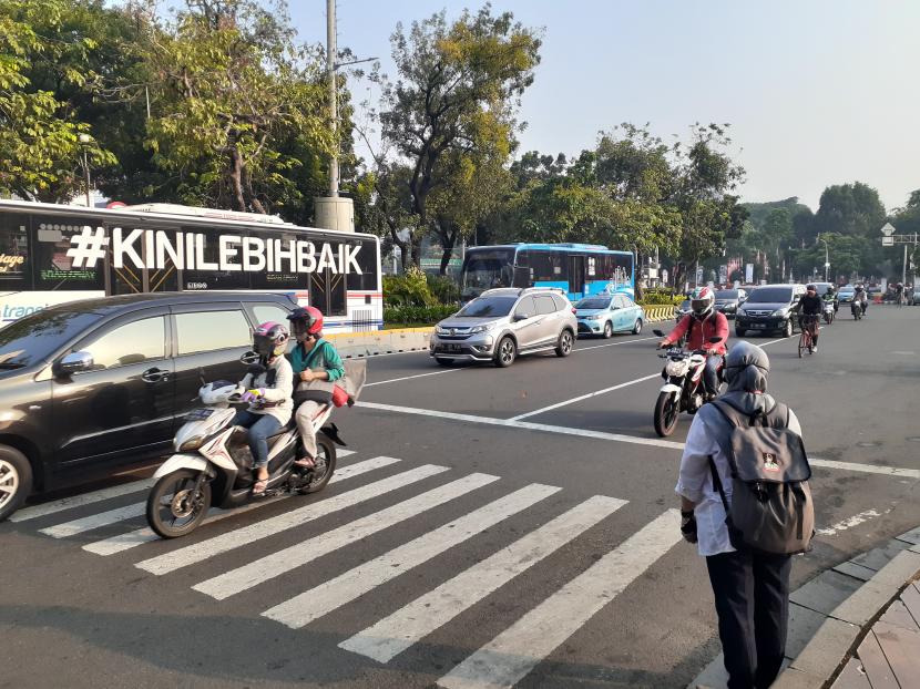 Situasi Jalan Medan Merdeka Barat, Jakarta Pusat saat hari pertama pemberlakuan sistem ganjil genap, Senin (3/8).