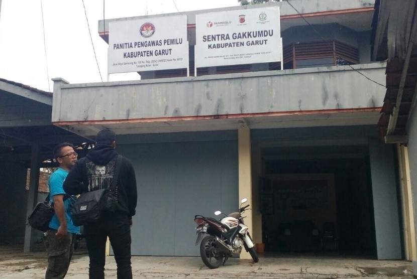 Situasi kantor Panwaslu Garut di jalan raya Samarang, Ahad (25/2). 