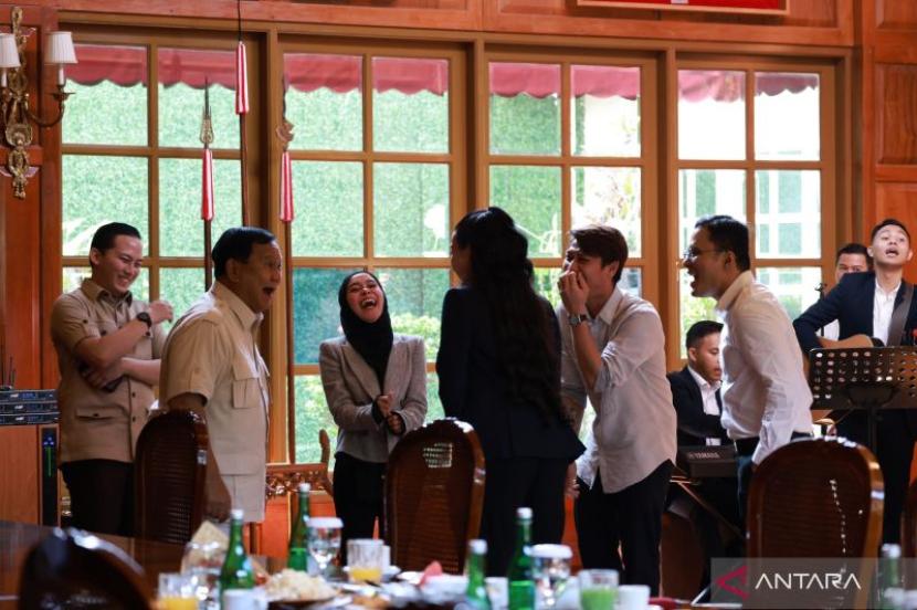 Situasi kebersamaan capres Prabowo Subianto, Nikita Mirzani, dan Lesti Kejora di Kantor Kementerian Pertahanan, Jakarta, Rabu (7/12/2023).