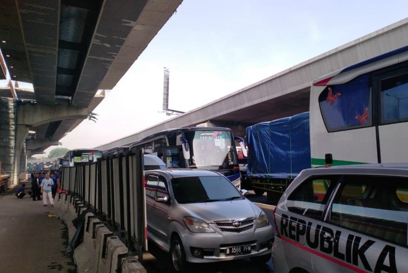 Situasi kemacetan di Tol Jakarta-Cikampek akibat ada truk yang patah sasis, Selasa (9/4).