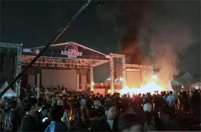  Situasi kerusuhan konser musik di Kabupaten Tangerang hingga berujung pembakaran fasilitas panggung oleh penonton pada Ahad (23/6/2024) malam WIB.