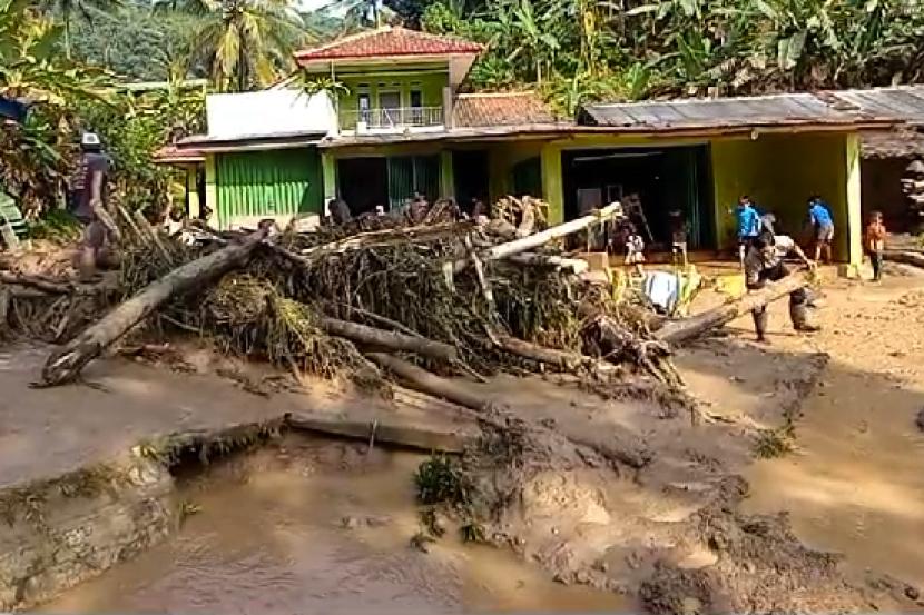 Situasi kondisi pascabanjir bandang dan longsor di Desa Cibenda dan Desa Sirnagalih, Kecamatan Cipongkor, Kabupaten Bandung Barat, Senin (25/3/2024). Sebanyam 9 orang warga dinyatakan hilang dan belum ditemukan.