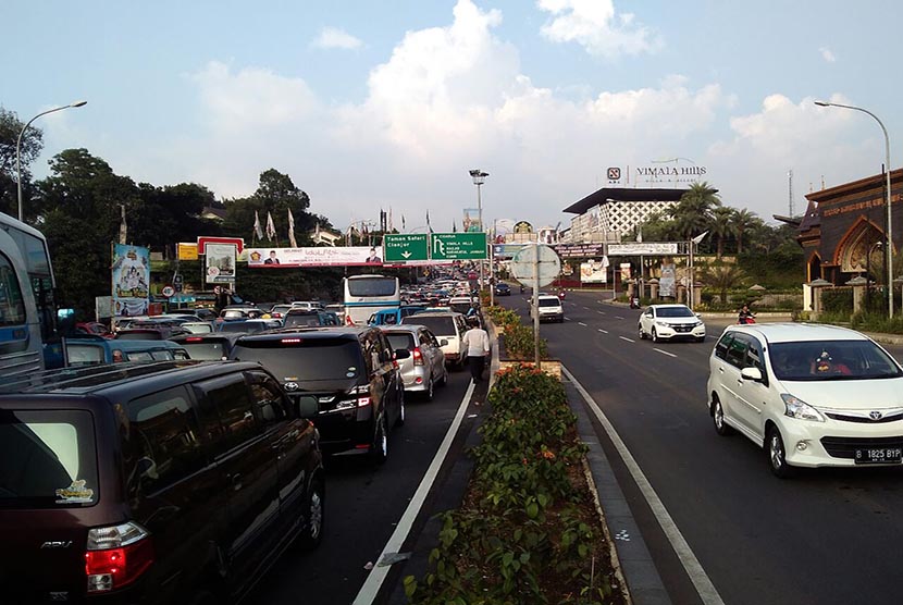 Situasi lalu lintas di Jalur Puncak, Kabupaten Bogor, pada Hari-H Lebaran, Rabu (6/7), dari arah Jakarta menuju Puncak mulai terpantau padat.