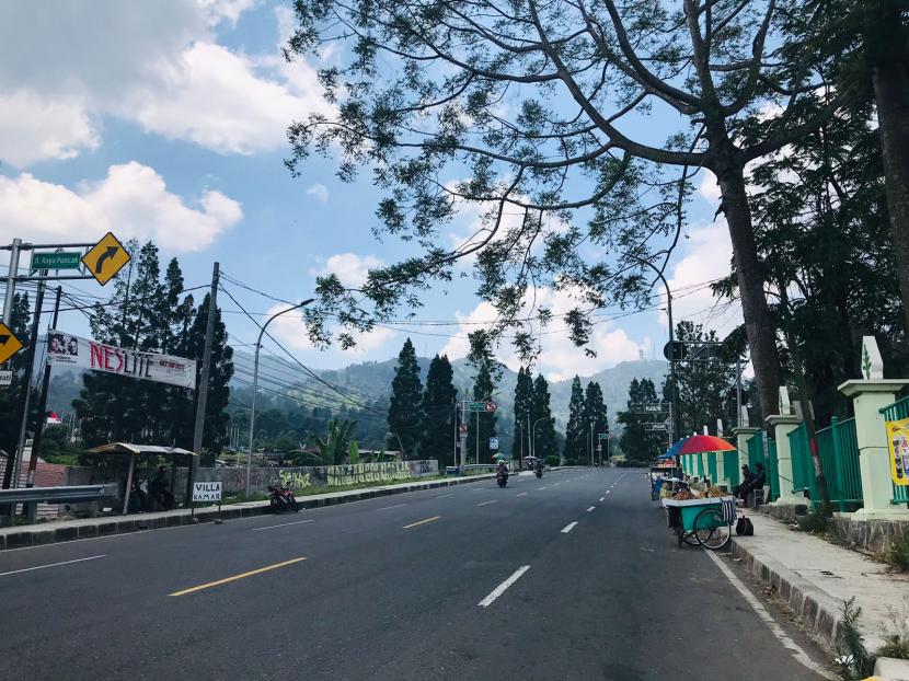 Situasi lalu lintas di kawasan Puncak, Kabupaten Bogor selama uji coba ganjil-genap hari ke-dua, Sabtu (4/9).
