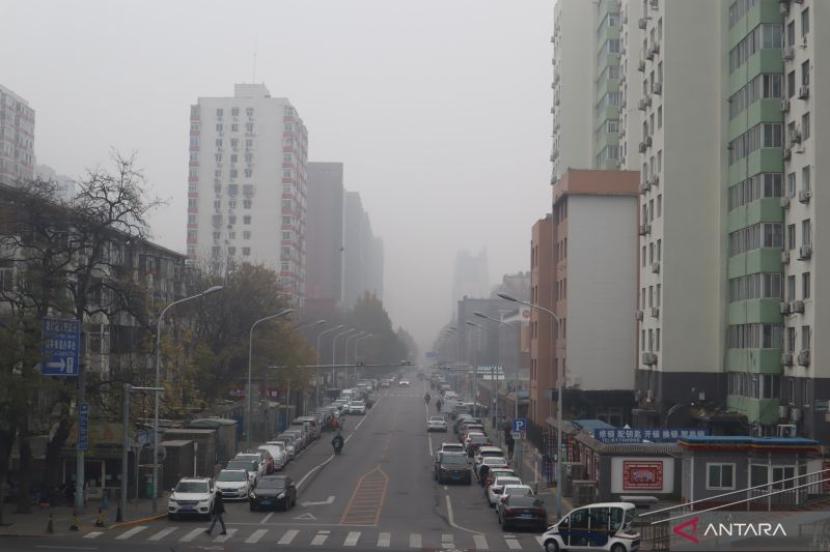 Situasi lalu lintas di Ring Road 3 saat otoritas setempat memberlakukan karantina wilayah secara parsial di Kota Beijing, China, Kamis (24/11/2022).