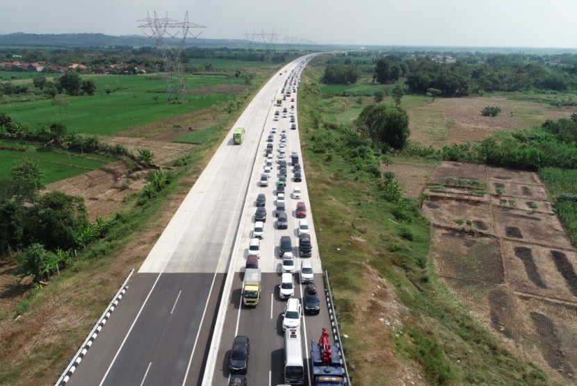 Situasi lalu lintas Tol Pejagan-Pemalang, Kamis (30/5) sejak pukul 13.30 WIB, dari KM 300 ke arah pekalongan-pemalang-Batang.