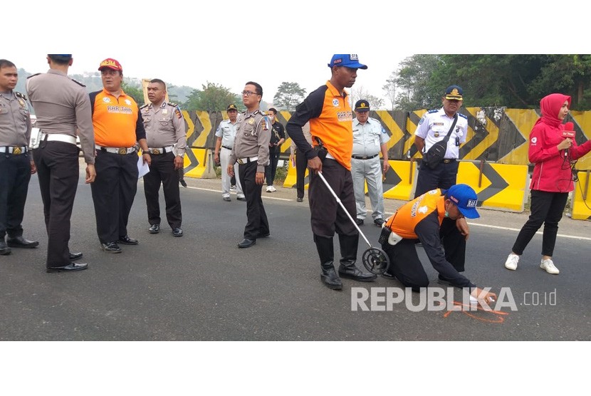 Situasi olah TKP di ruas Tol Cipularang KM 91+200, Purwakarta, Selasa (3/9).