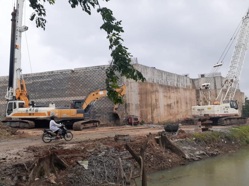 Situasi pembangunan Tol JORR II di Jalan Irigasi Sipon, Kota Tangerang. 