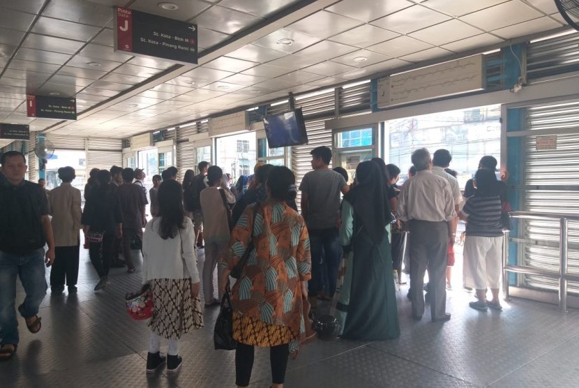 Situasi penumpang menunggu bus Transjakarta di Halte Central Busway Harmoni, Jakarta Pusat (ilustrasi)