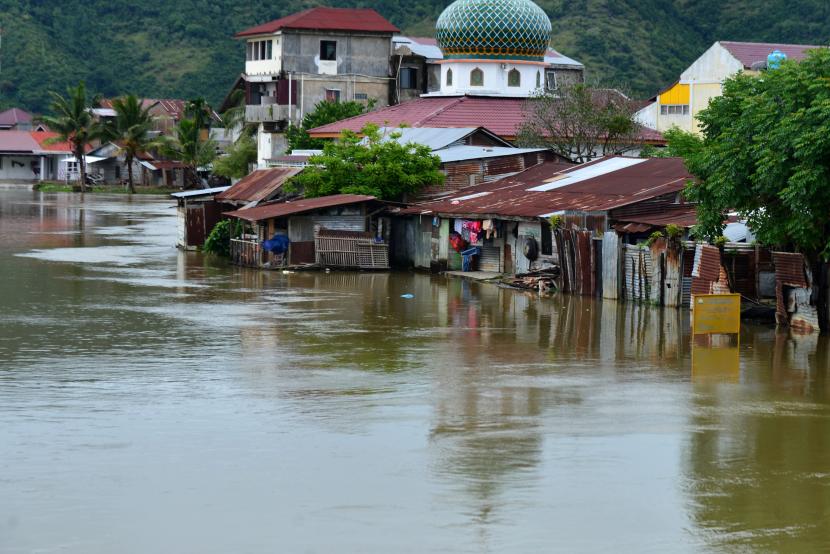 Situasi permukiman warga yang terendam akibat luapan Sungai Kroeng Daroy di Desa Keutapang, Kecamatan Darul Imarah, Kabupaten Aceh Besar, Aceh, Sabtu (10/7/2021). Badan Meteorologi, Klimatologi dan Geofisika (BMKG) di daerah itu mengeluarkan peringatan dini waspada potensi curah hujan lebat disertai petir dan angin kencang di sejumlah daerah wilayah Aceh yang berlangsung hingga tanggal 12 Juli 20021 yang bisa berdampak banjir dan longsor.