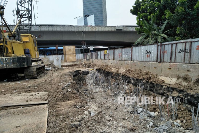 Completion of Mampang - Kuningan underpass construction has reached only 61,5 percent on Wednesday (October 18).