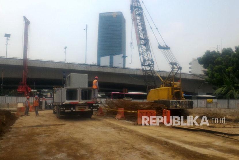 Situasi proyek underpass Mampang - Kuningan, Rabu (18/10).  Pengerjaan proyek sudah mencapai 61,5%.