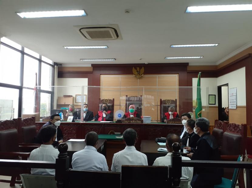 Situasi ruangan sidang perdana empat terdakwa kasus kebakaran Lapas Tangerang, Selasa (18/1). Namun, sidang ditunda dan diagendakan berlangsung pada Selasa (25/1).