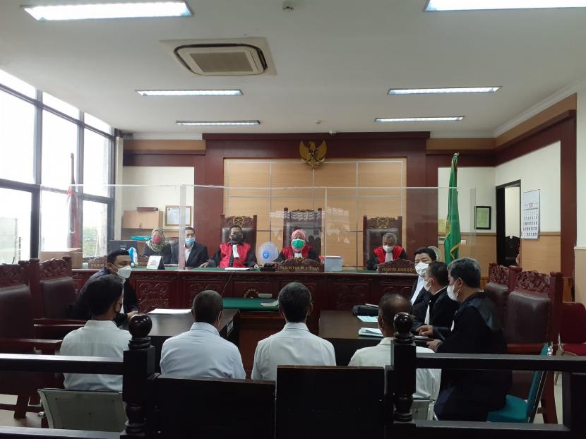 Situasi ruangan sidang perdana empat terdakwa kasus kebakaran Lapas Tangerang, Selasa (18/1). Namun, sidang ditunda dan diagendakan berlangsung pada Selasa (25/1). 