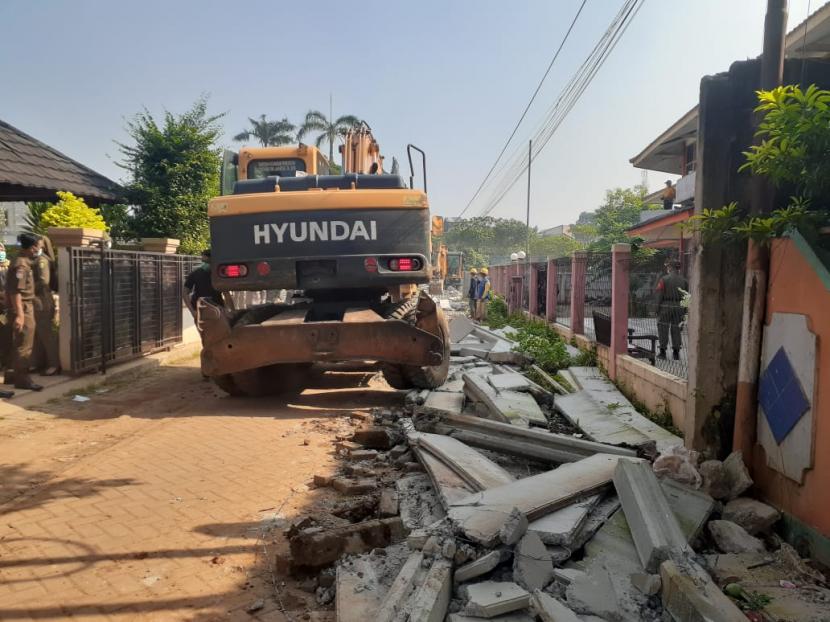 Situasi rumah kediaman Hadiyanti (55 tahun) lengang, setelah dilakukan pembongkaran tembok beton yang sebelumnya membuat akses jalan keluar masuk rumahnya harus dilalui dengan memanjati tembok.