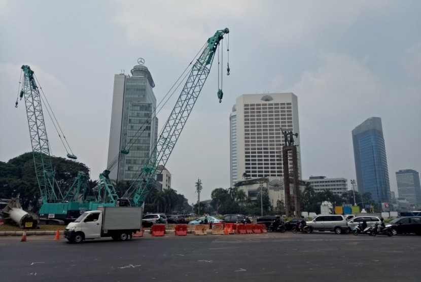 Situasi terkini di Bundaran HI setelah pembongkaran jembatan penyeberangan orang (JPO), Selasa (31/7). JPO sudah tak terlihat dan hanya terlihat sisa-sisa besi potongan JPO.