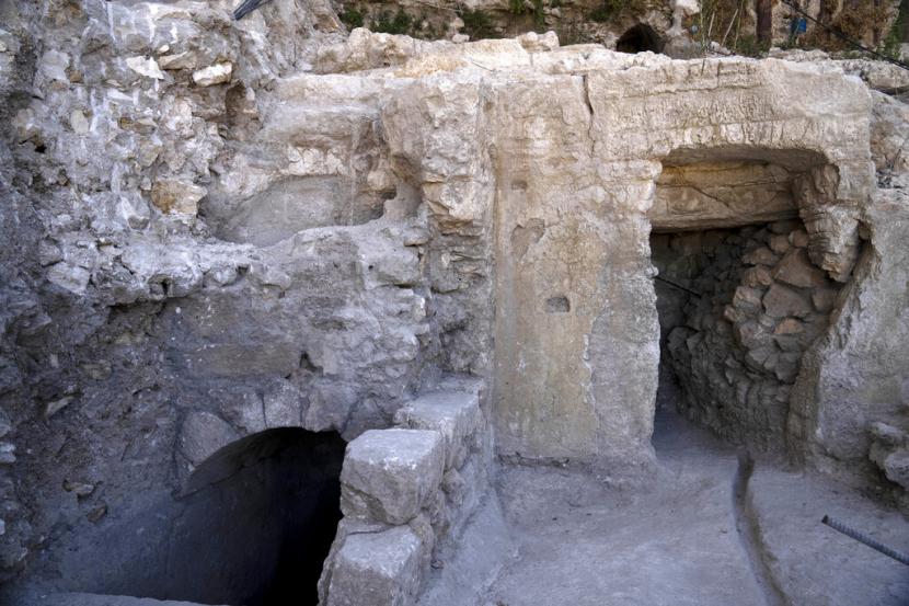 Situs pemandian ritual Yahudi atau mikveh, kiri, ditemukan di dekat Tembok Barat di Kota Tua Yerusalem, Minggu, 17 Juli 2022. 
