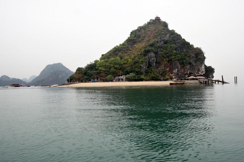 Situs warisan alam dunia Ha Long Bay menjadi salah satu destinasi wisata favorit di Vietnam.
