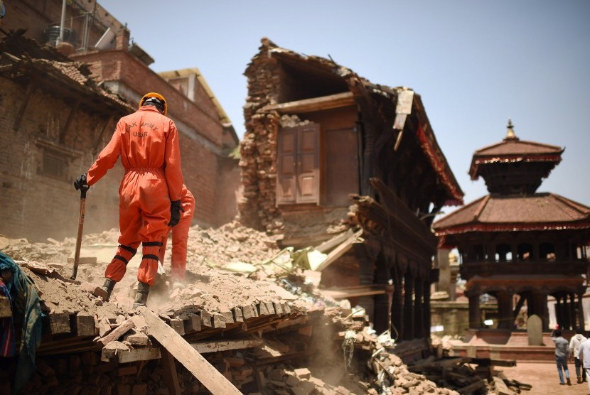 Situs warisan dunia Nepal di Bhaktapur yang hancur karena gempa. 