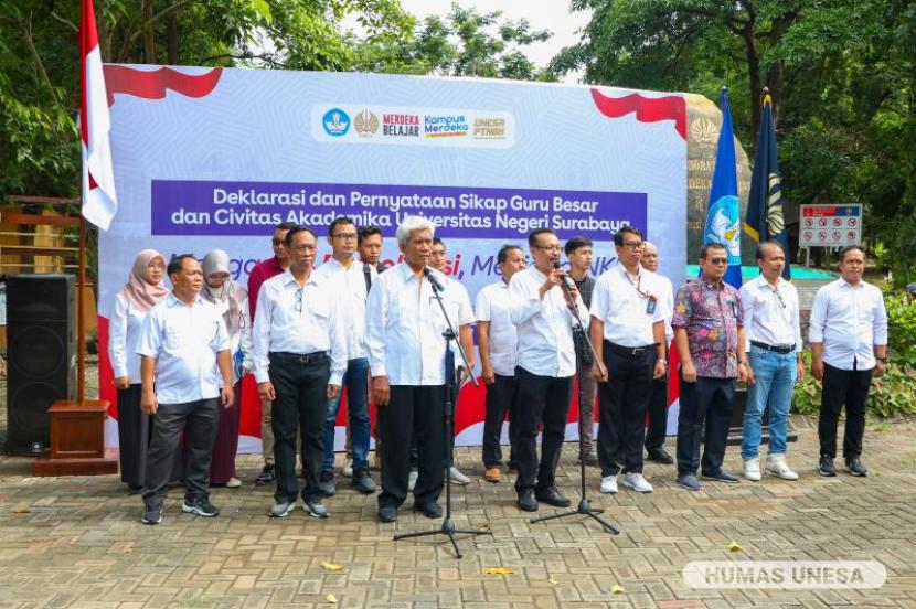 Sivitas akademika Universitas Negeri Surabaya (Unesa) mengajak semua pihak mengawal proses pesta demokrasi yang akan berlangsung pada 14 Februari 2024 dengan aksi yang bertajuk 