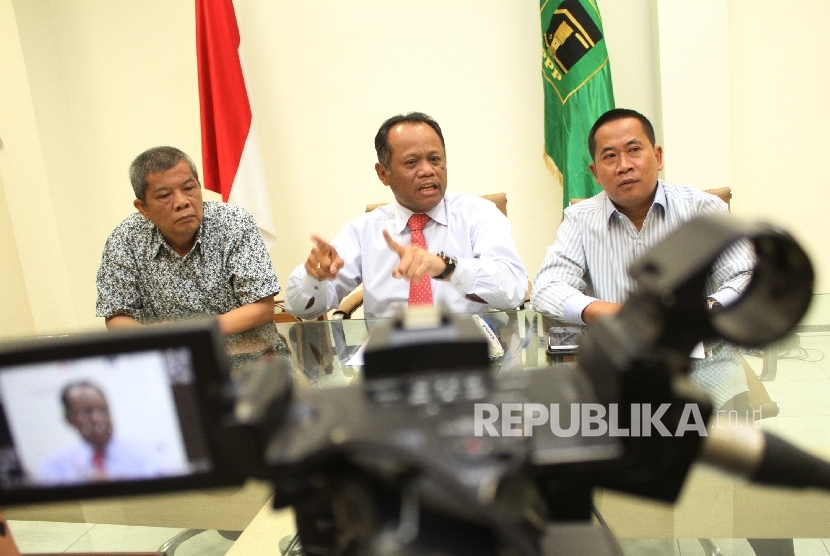 SK Pengesahan Hasil Muktamar Pondok Gede di Kantor DPP PPP, Jakarta, Senin (2/5).