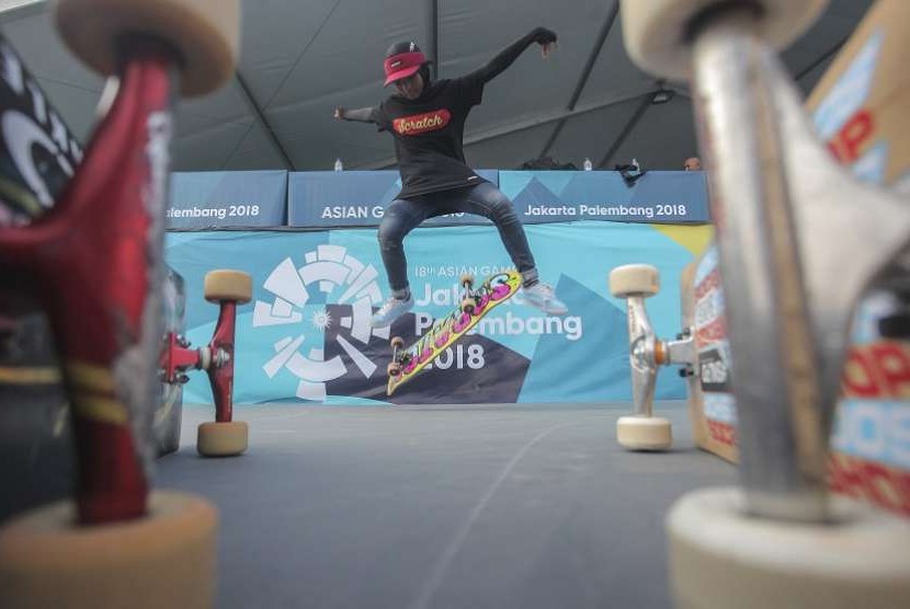 Skateboarder Indonesia Bunga Nyimas melakukan gerakan trik saat sesi latihan di arena roller sport Jakabaring Sport City, Palembang, Sumatera Selatan, Rabu (22/8). 