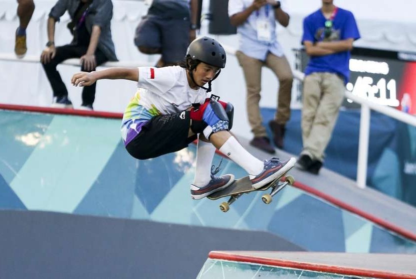 Skateboarder Indonesia Jason Dennis Lijnzaat melakukan gerakan trik pada sesi latihan jelang Asian Games 2018 di arena roller sport Jakabaring Sport City, Palembang, Sumatera Selatan, Senin (27/8).