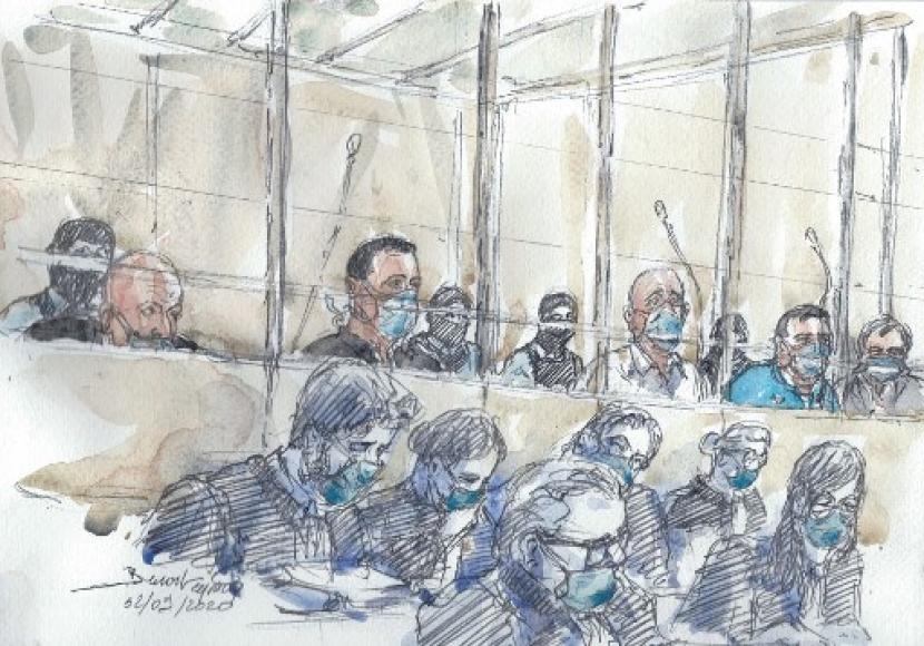 Sketsa ruang sidang yang dibuat pada 2 September 2020 di gedung pengadilan Paris menunjukkan 14 terdakwa dan pengacara mereka dengan mengenakan masker. Forum ini merupakan sidang hari pertama para pelaku pembunuhan awak redaksi koran Charlie Hebdo yang terjadi pada tahun 2015.