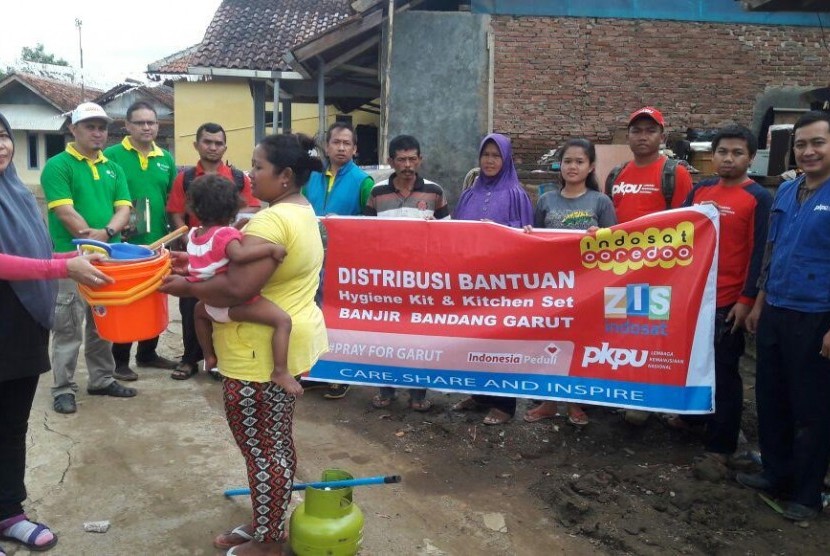 SKI Indosat dan PKPU Bandung membantu korban banjir di Garut.