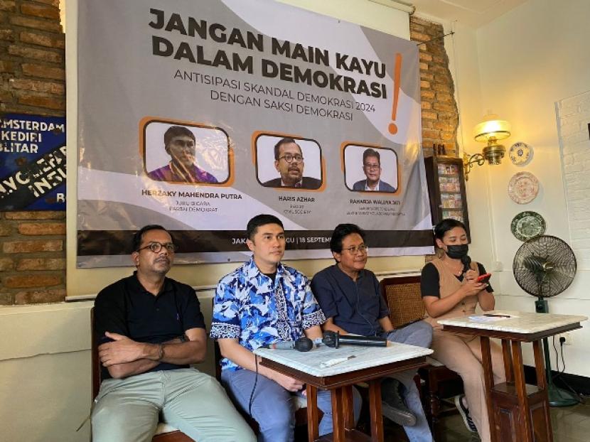Diskusi “Jangan Main Kayu Dalam Demokrasi: Antisipasi Skandal Demokrasi 2024 dengan Saksi Demokrasi” yang diselenggarakan Sekretariat Kolaborasi Indonesia (SKI) di Jakarta Pusat, Ahad (18/9/2022) lalu. Dalam diskusi tersebut,  Sekjen SKI (Sekretariat Kolaborasi Indonesia), Raharja Waluya Jati, menawarkan solusi saksi demokrasi untuk antisipasi skandal demokrasi.