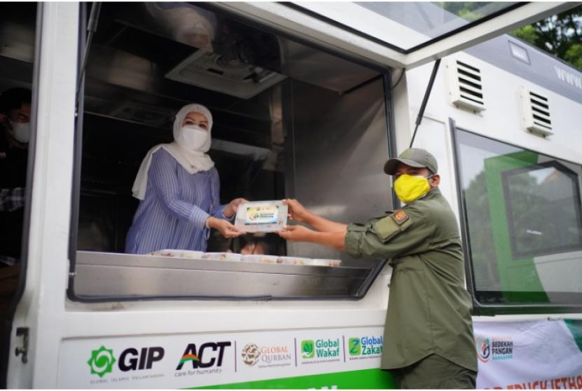 Skin Solution gandeng ACT distribusikan ribuan makanan dalam program sedekah pangan nasional. 
