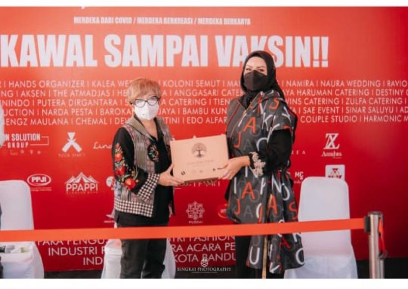 Skin Solution Grup bekerja sama dengan 6 designer Kota Bandung, industri penyelenggara pernikahan, dan industri Kota Bandung menyelenggarakan acara vaksinasi untuk masyarakat umum.