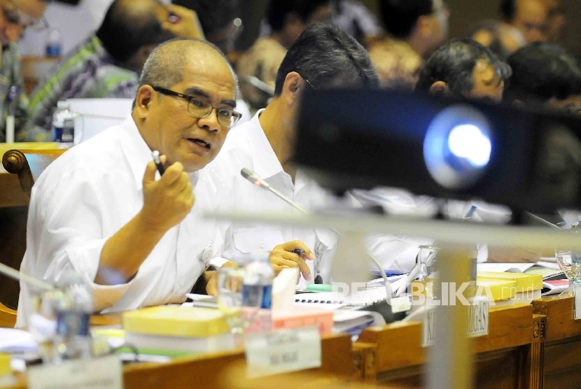 SKK Migas Kepala SKK Migas, Amien Sunaryadi memberikan paparannya saat rapat dengar pendapat dengan Komisi VII di Gedung DPR RI, Komplek Parlemen Senayan, Jakarta, Senin (22/2).